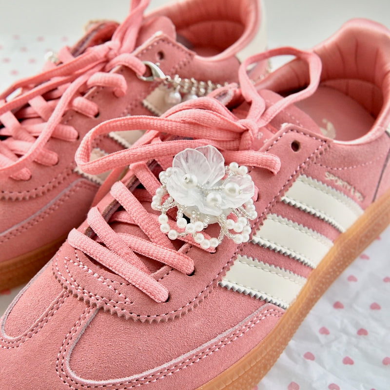 エレガンスを一歩に込めて」足元を輝かせるシューズアクセサリー