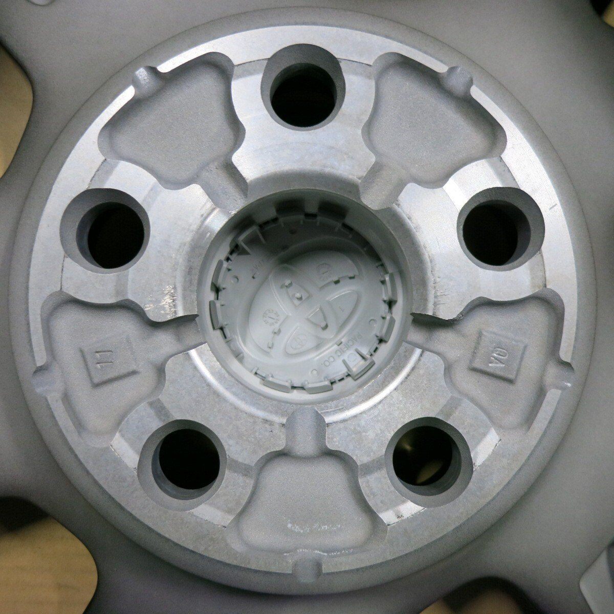 新車外し☆トヨタ 60系 プリウス PHEV Zグレード 純正 ホイール 19