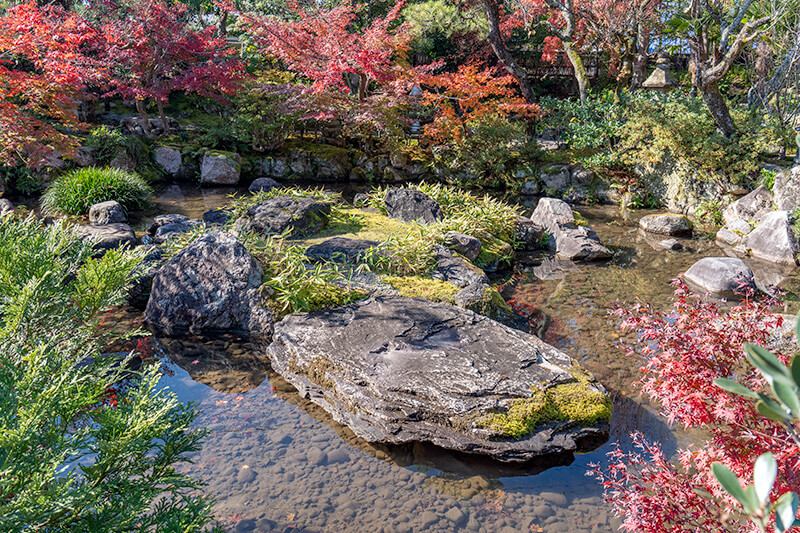 小川氏庭園 環翠園 曲水のような意匠を持つ滝石組 -庭園ガイド