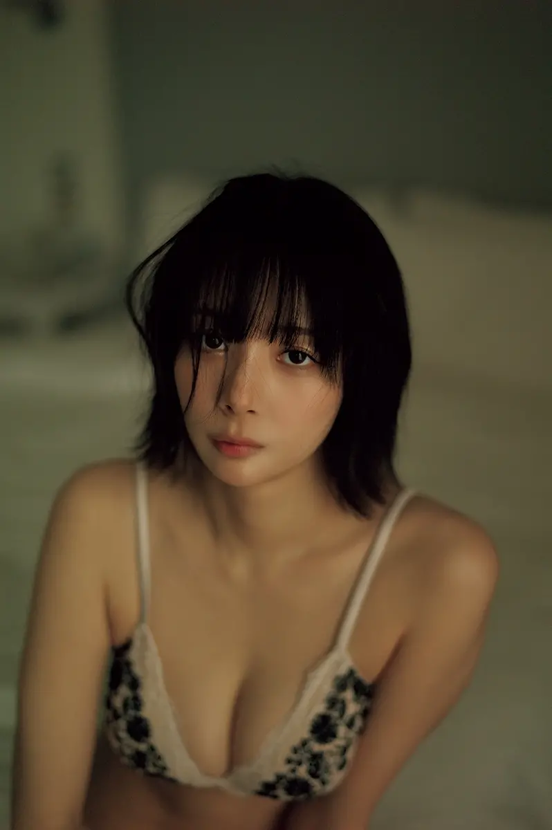 プロ雀士・岡田紗佳写真集『嶺上開花（リンシャンカイホウ）』表紙＆新