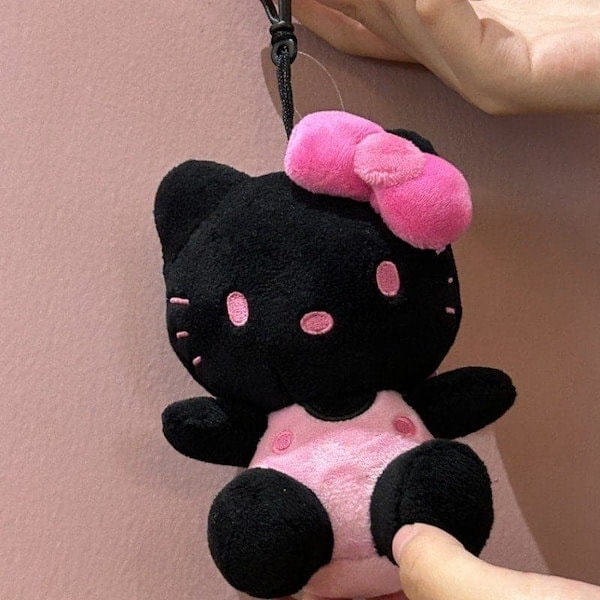 Qoo10] 【3で出荷】ブラックハローキティストラッ