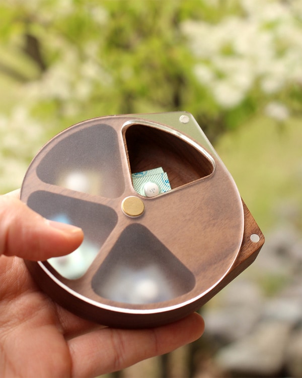 PillCase」回転する蓋で薬が取り出し易いおしゃれで便利な木製