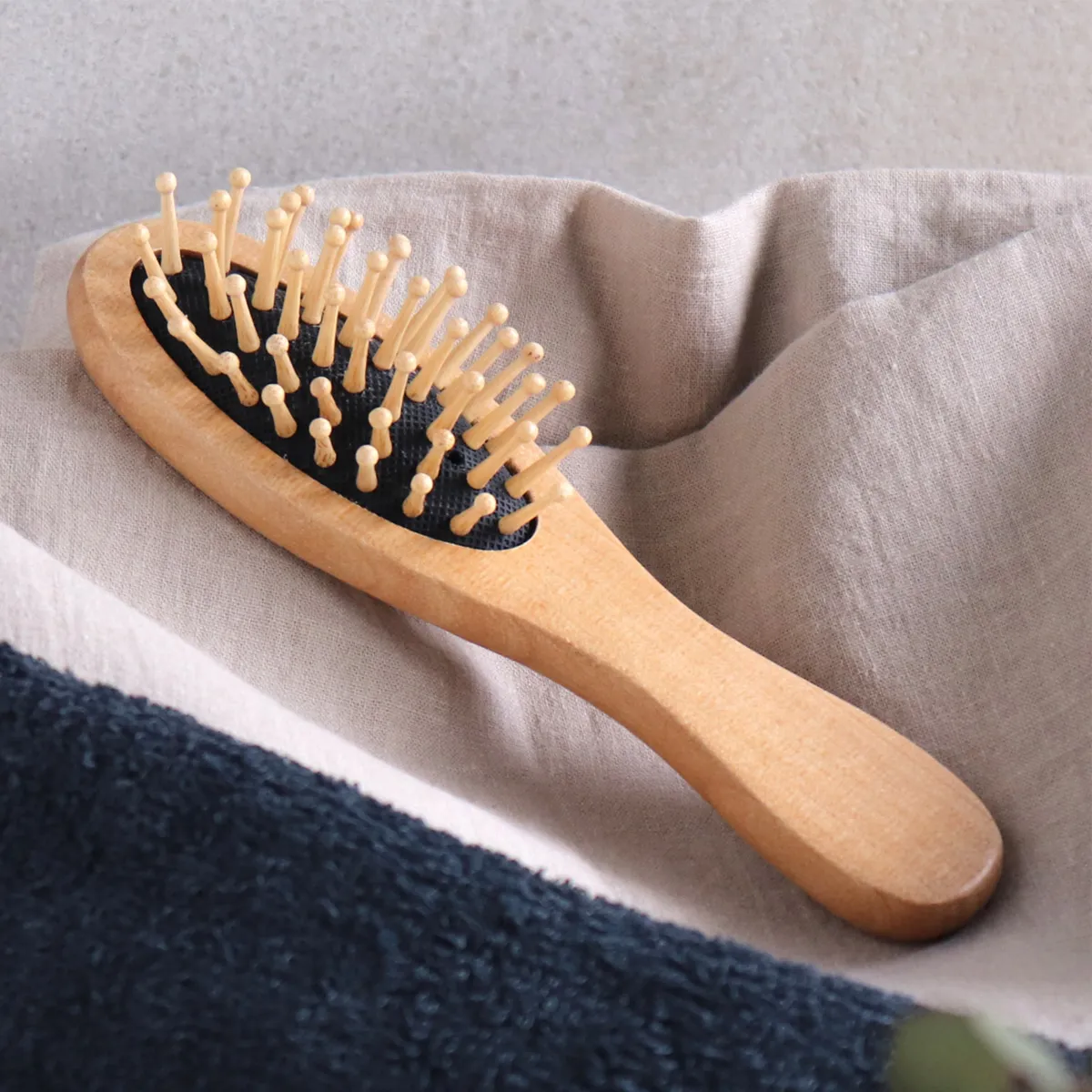 スカルプブラシ」日々のヘアケアがもっと楽しみに。 頭皮マッサージ用