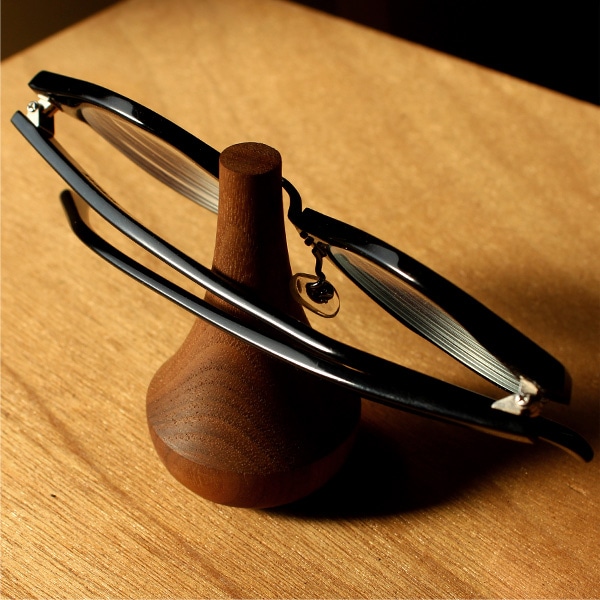 GlassesStand Swing」大切な眼鏡をおしゃれなインテリアに出来るメガネ