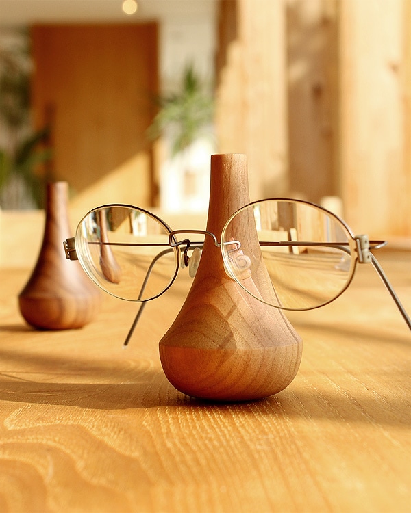 GlassesStand Swing」大切な眼鏡をおしゃれなインテリアに出来るメガネ