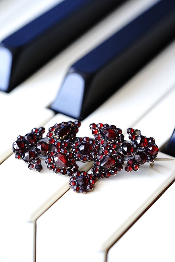 アンティークボヘミアンガーネットブローチ4.3×2.6cm ga-925の通販