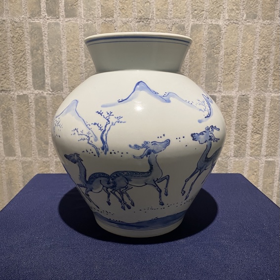 荒川豊蔵「染付鹿之図 花瓶」 ｜ 名古屋 北岡技芳堂