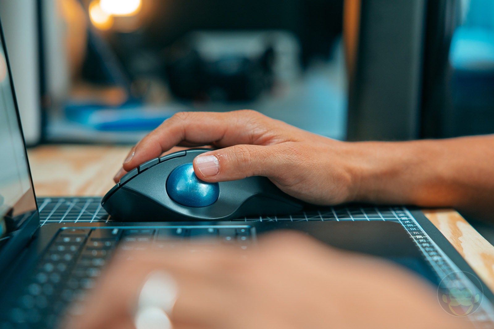 生粋のMX Masterユーザー、トラックボールマウス「MX ERGO S」「M575SP