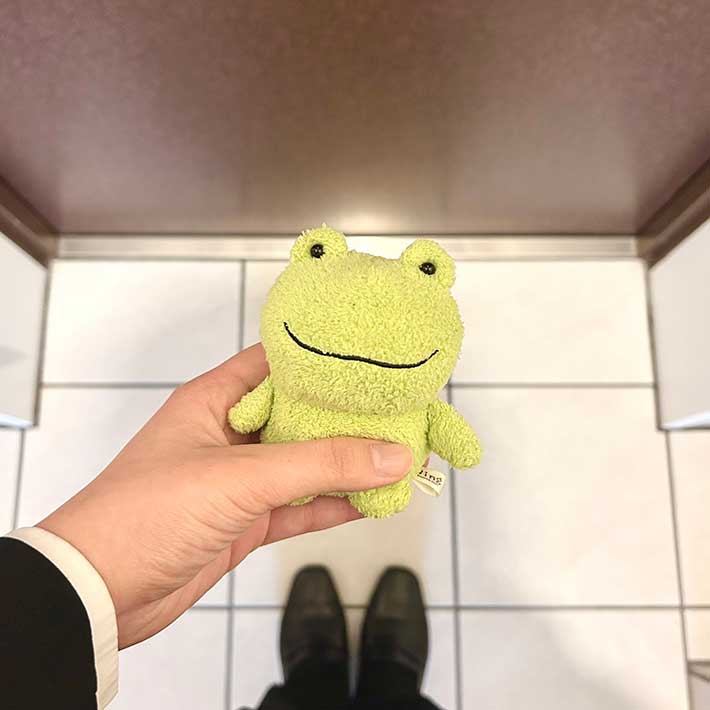 入社式の日、ぬいぐるみを撮った新社会人 1年前からの変化に「うるっ