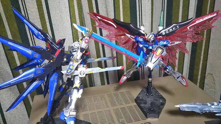 RGストライクフリーダムとHGディスティニーガンダムとの対決シーンの