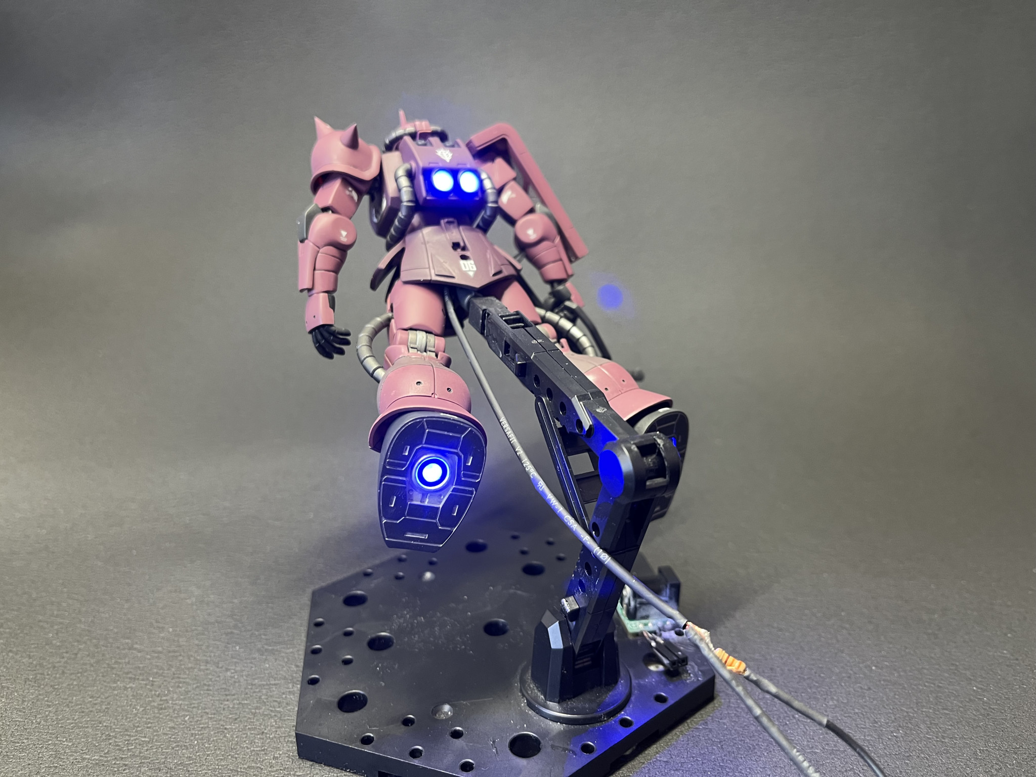 シャア専用ザクⅡ HGUC 電飾 全塗装｜あのーどさんのガンプラ作品