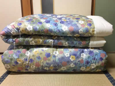 30年前の婚礼布団です。ダブルサイズの掛け布団1枚とダブルの敷布団1枚