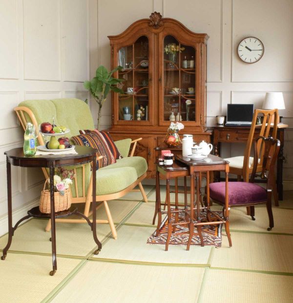 英国アンティークの3台セットのテーブル、ウォールナット材のネスト