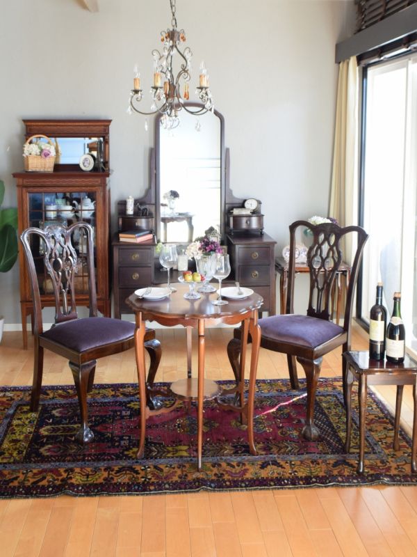 大きなミラーが姿見になるアンティークのドレッサー、イギリスから届い