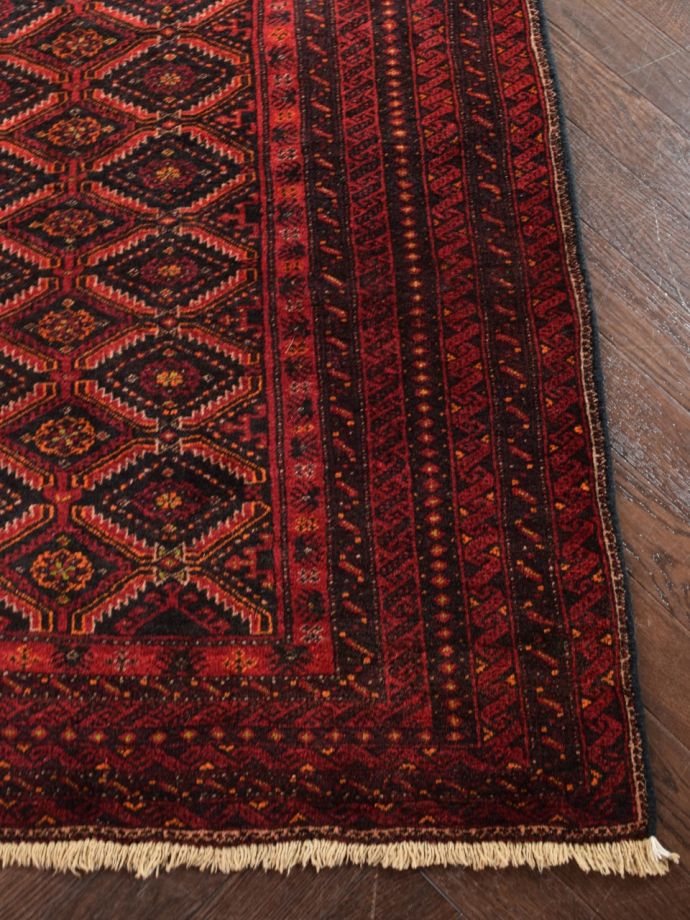 幾何学模様がおしゃれなバルーチの絨毯、ビンテージのトライバルラグ