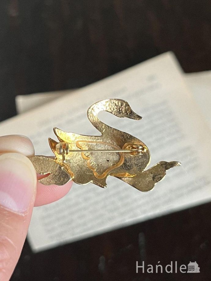 キラキラ輝くイギリスのビンテージアクセサリー、優雅に泳ぐ白鳥