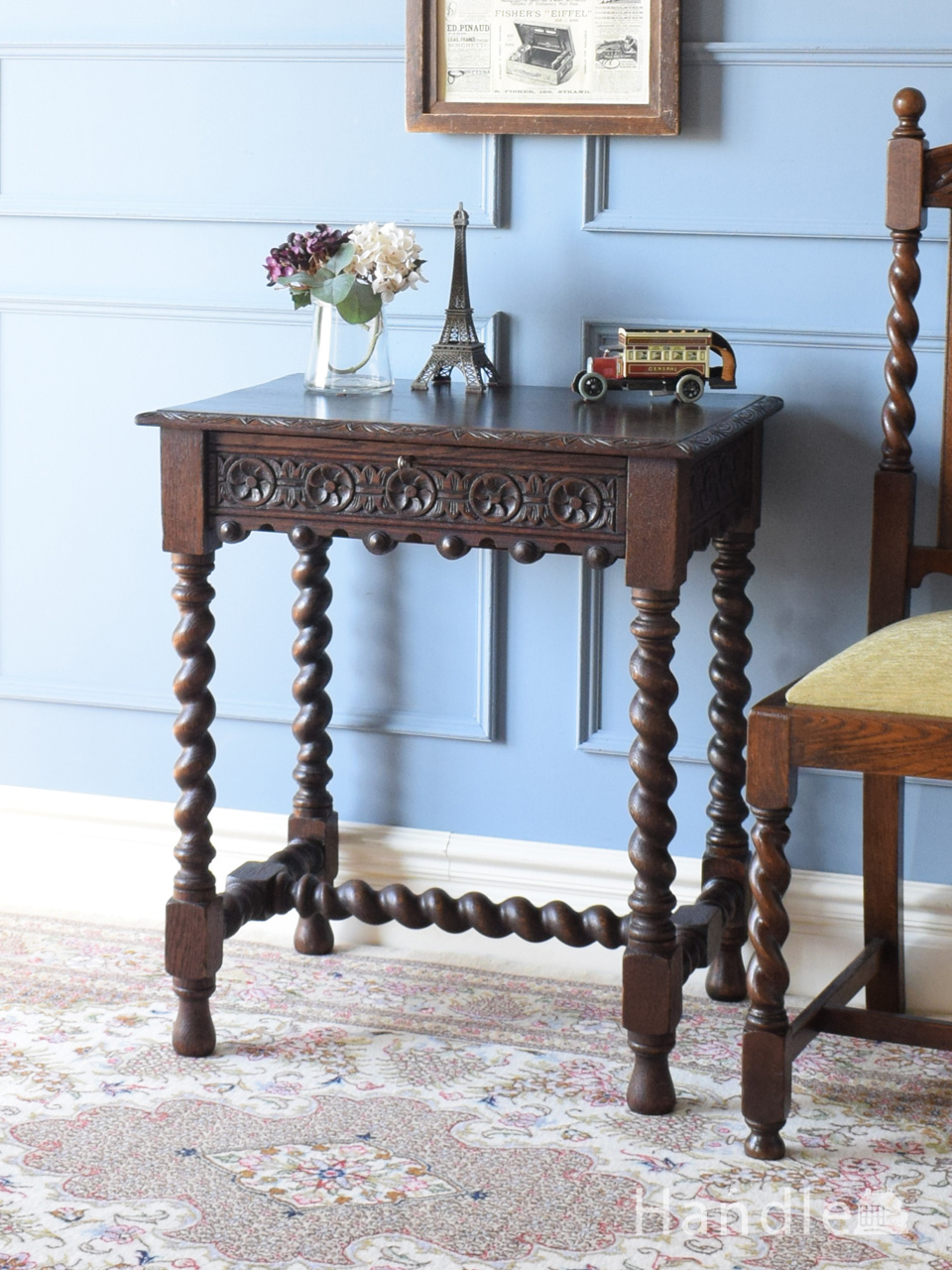 英国から届いたおしゃれなアンティーク飾り台、ハーフムーン型の美しい