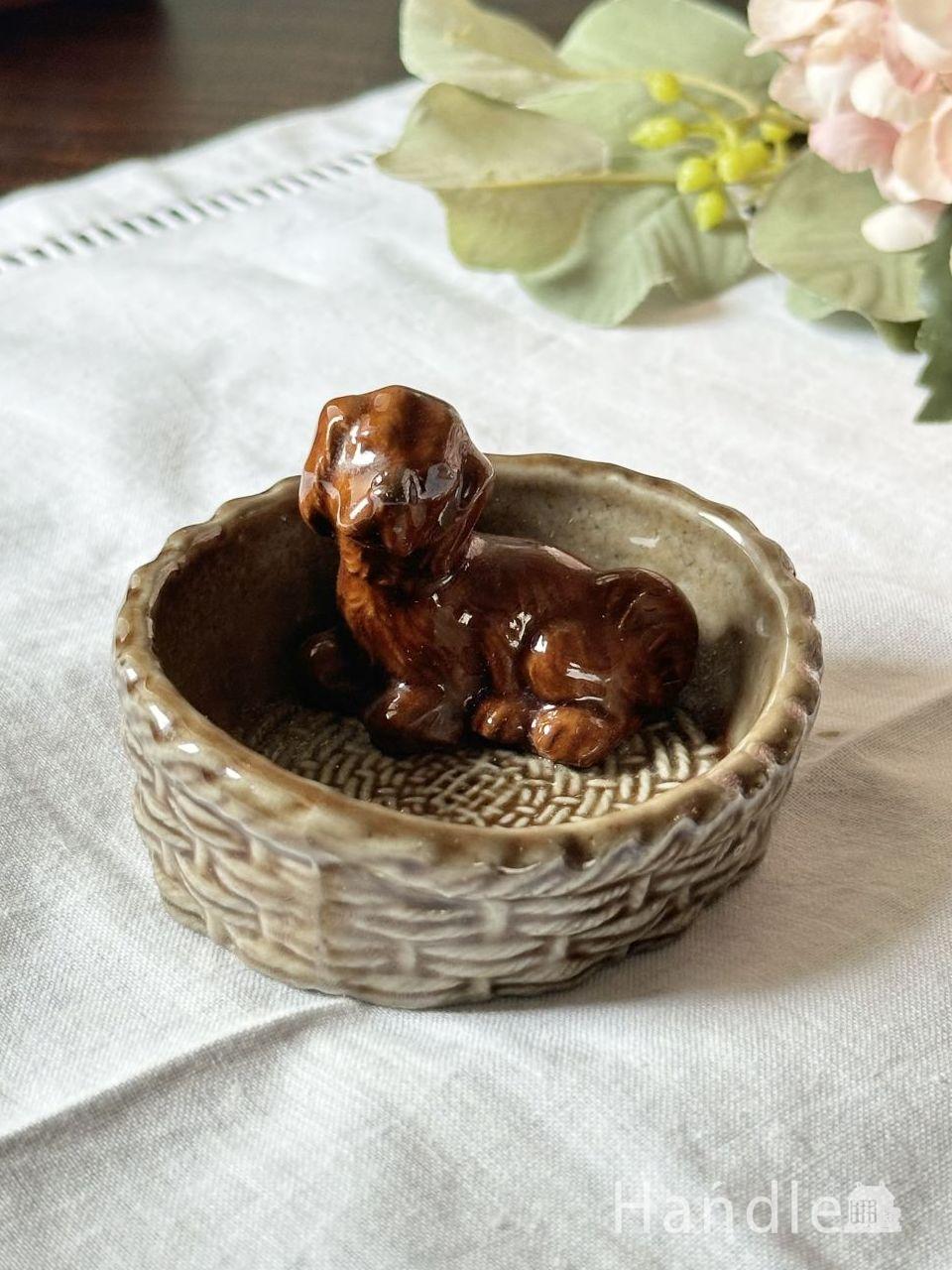 イギリスから届いたビンテージの陶磁器、WADE社のかごに入った犬の