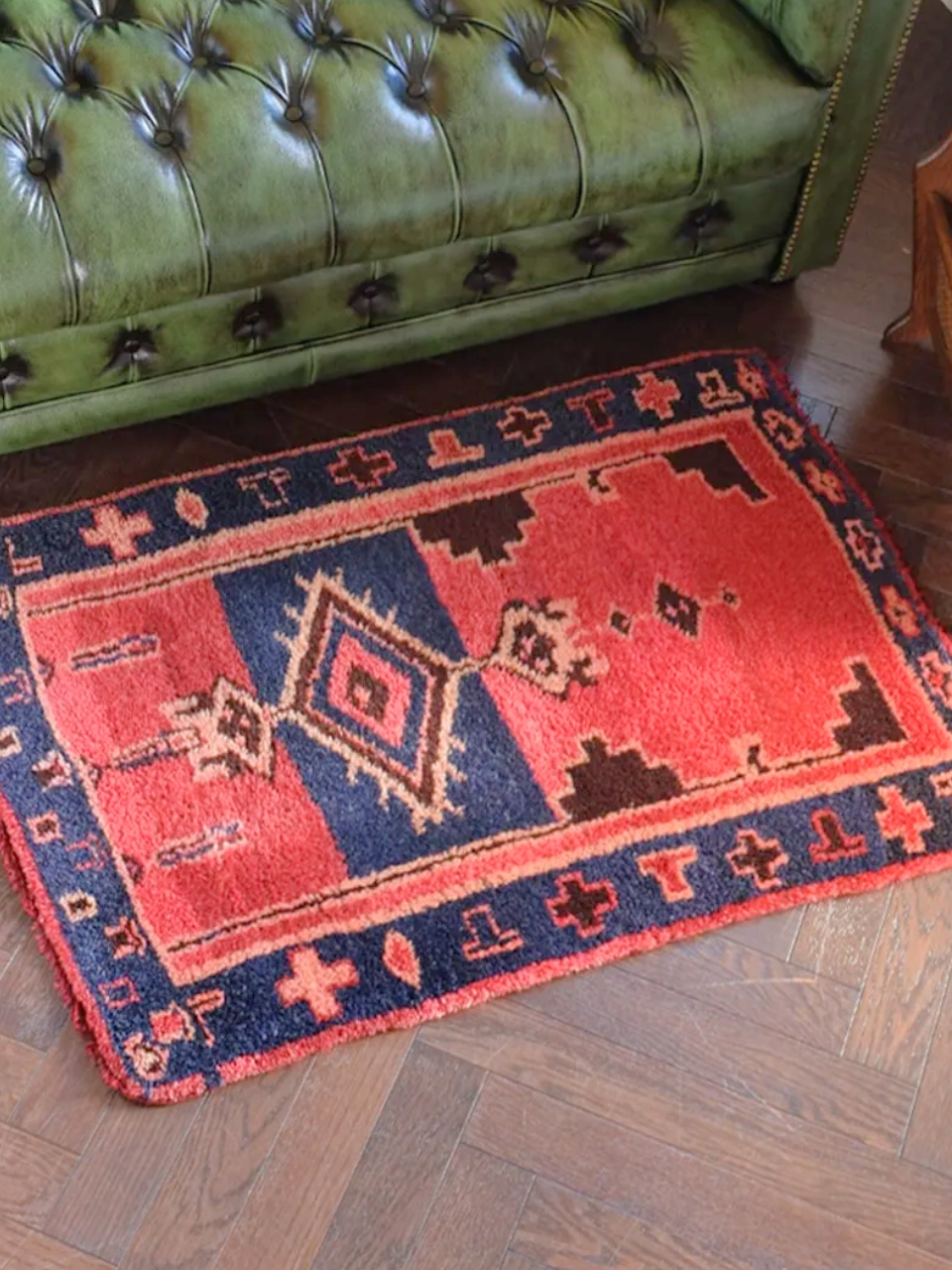 ピンク色の可愛いペルシャ絨毯、フラワーデザインのタブリーズ50Rの