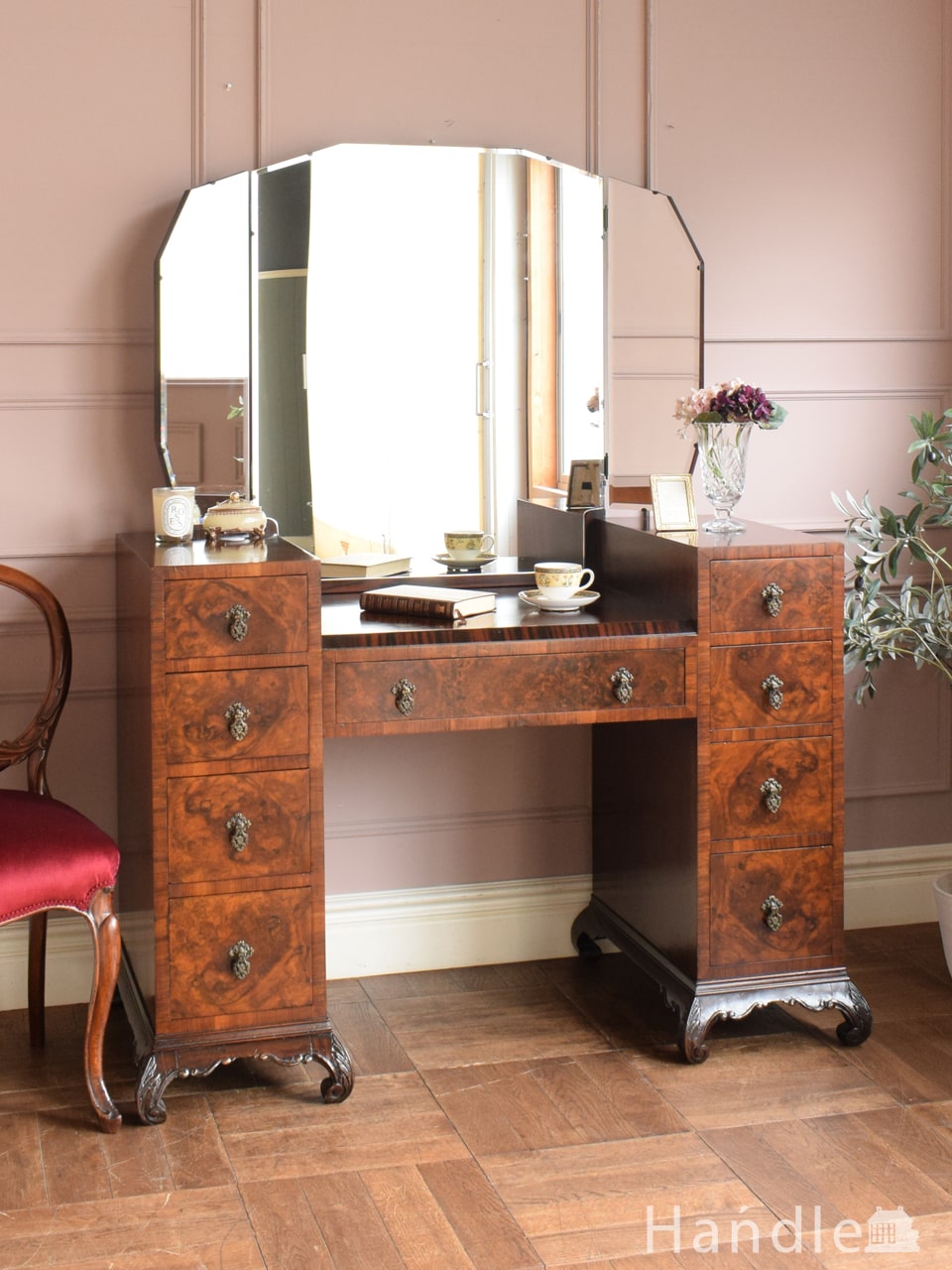 アンティークのフレンチインテリア、白いフェミニンな三面鏡ドレッサー