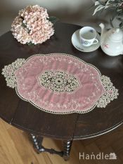 フランスアンティーク風のおしゃれなドイリー、華やかな刺繍の入った