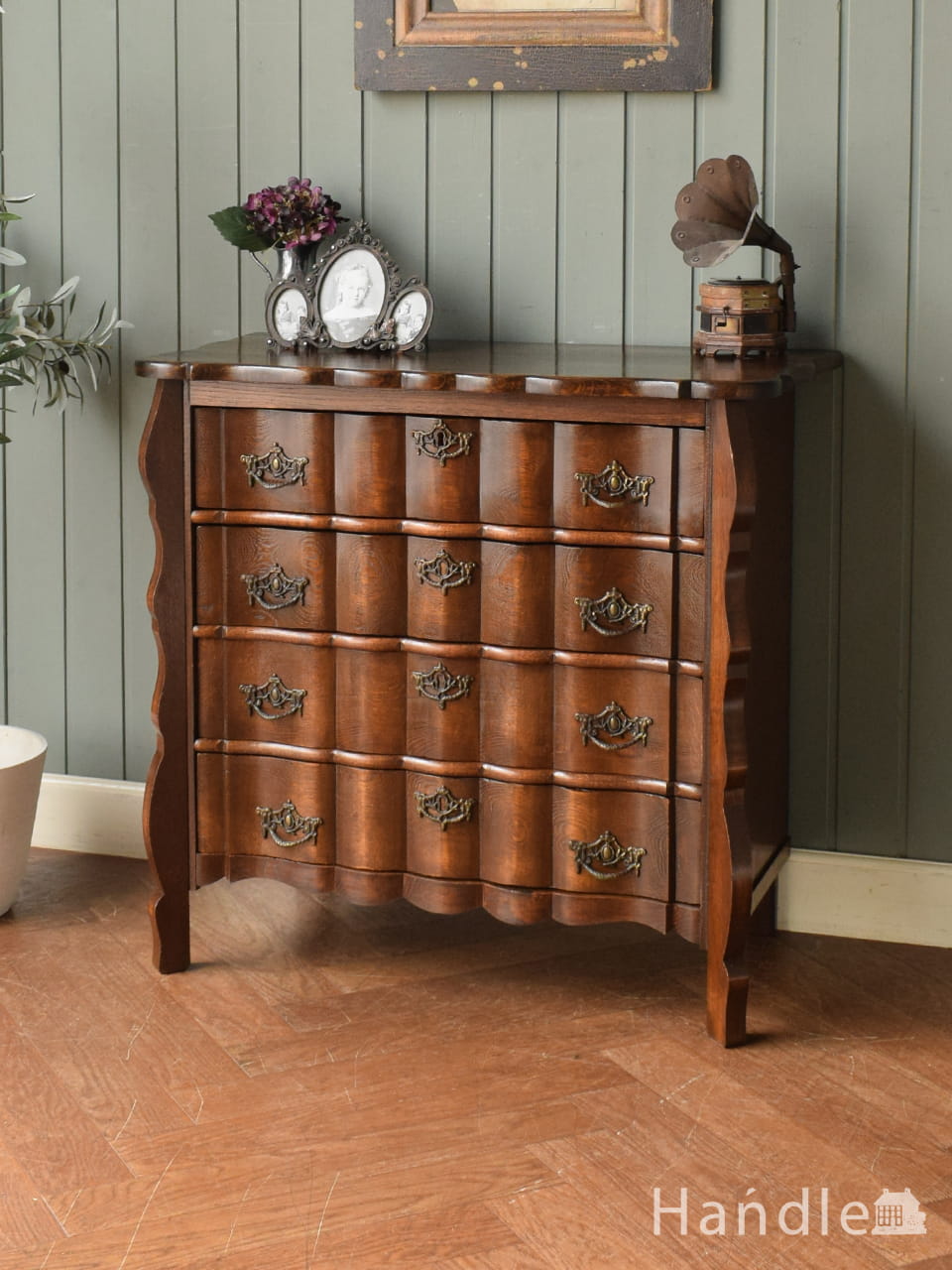 キレイなアンティーク家具、取っ手も美しい南仏スタイルの3段フレンチ