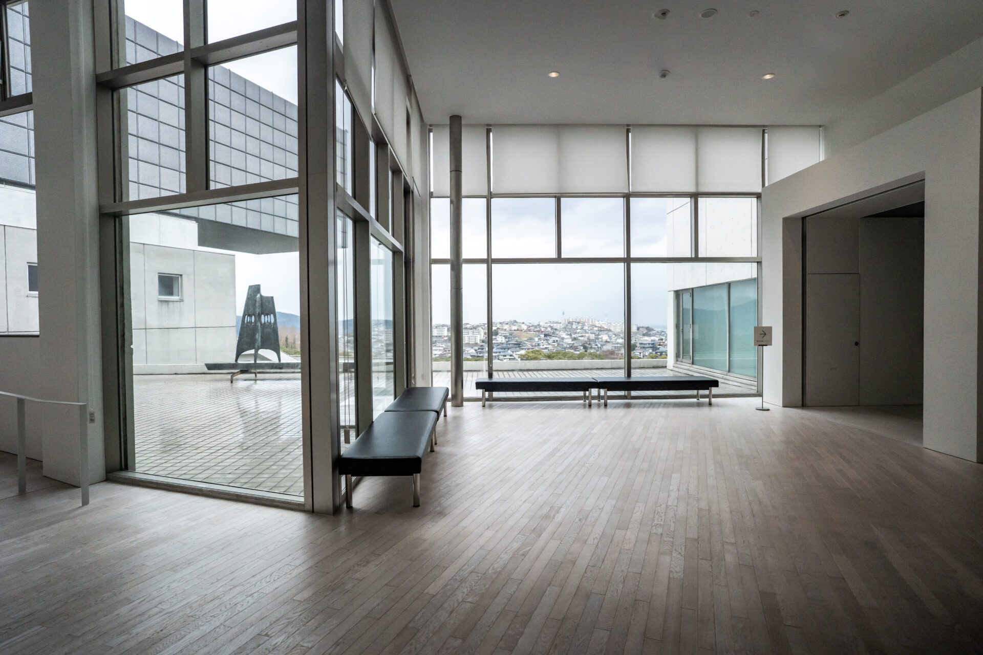 天空に架かる”二本の腕”、磯崎新が北九州に刻んだ傑作「北九州市立