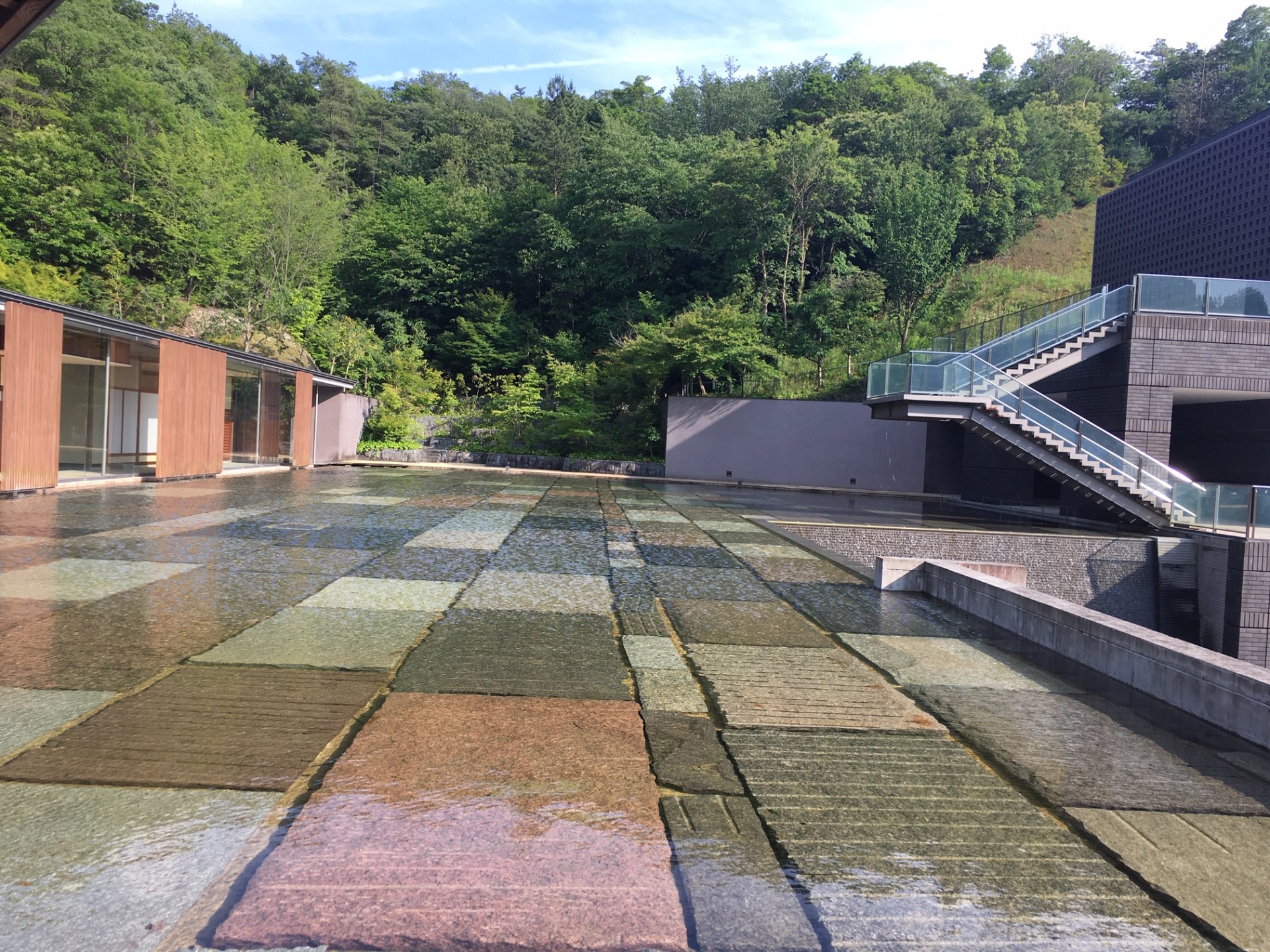 巨匠・磯崎新の建築を歩く。地形を活かした建築「岐阜県現代陶芸美術館