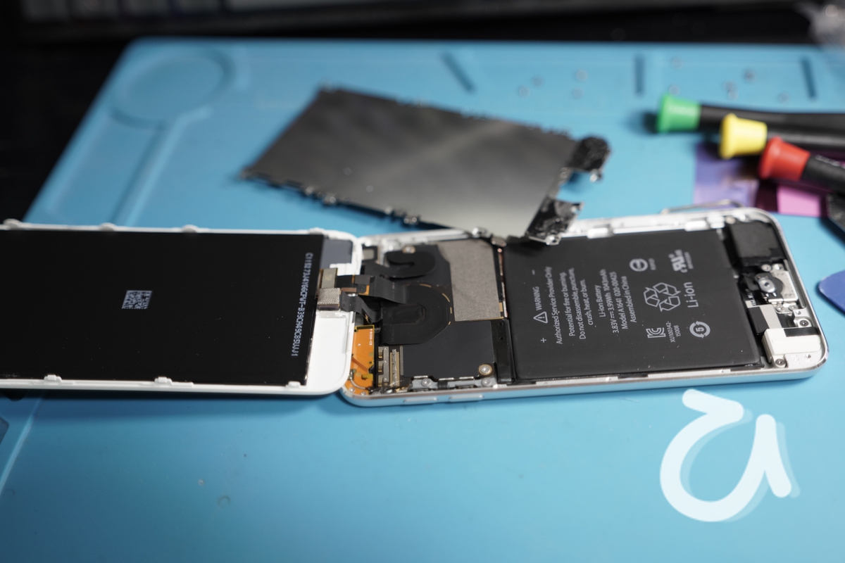 新品iPod touch 第6世代を買った・・当然過放電で充電できないから