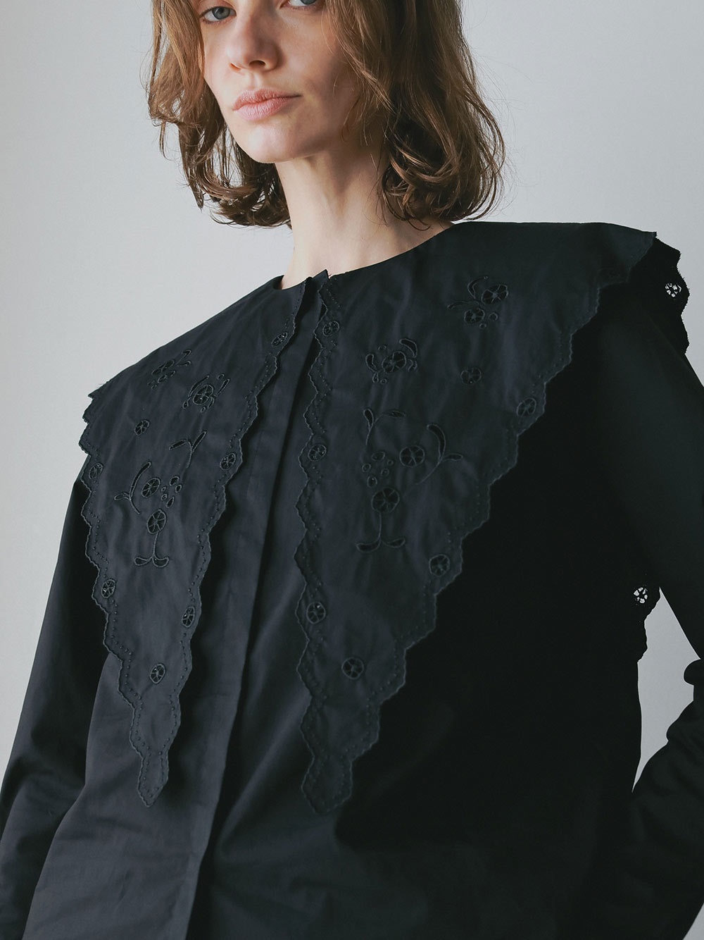 エンブロイダリーカラーブラウス | Blouse | HER. Online Store