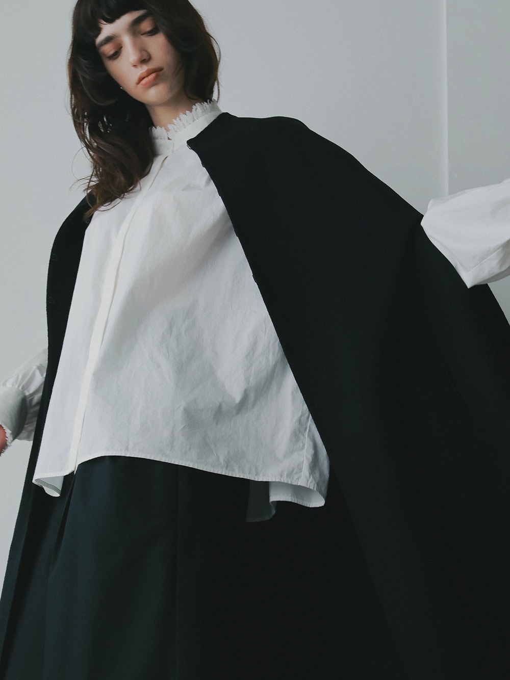 カシミヤブレンドロングケープ | Coat | HER. Online Store