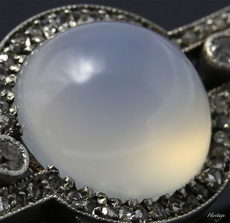 満月のようなロシアン・ムーンストーンのブローチ | アンティーク