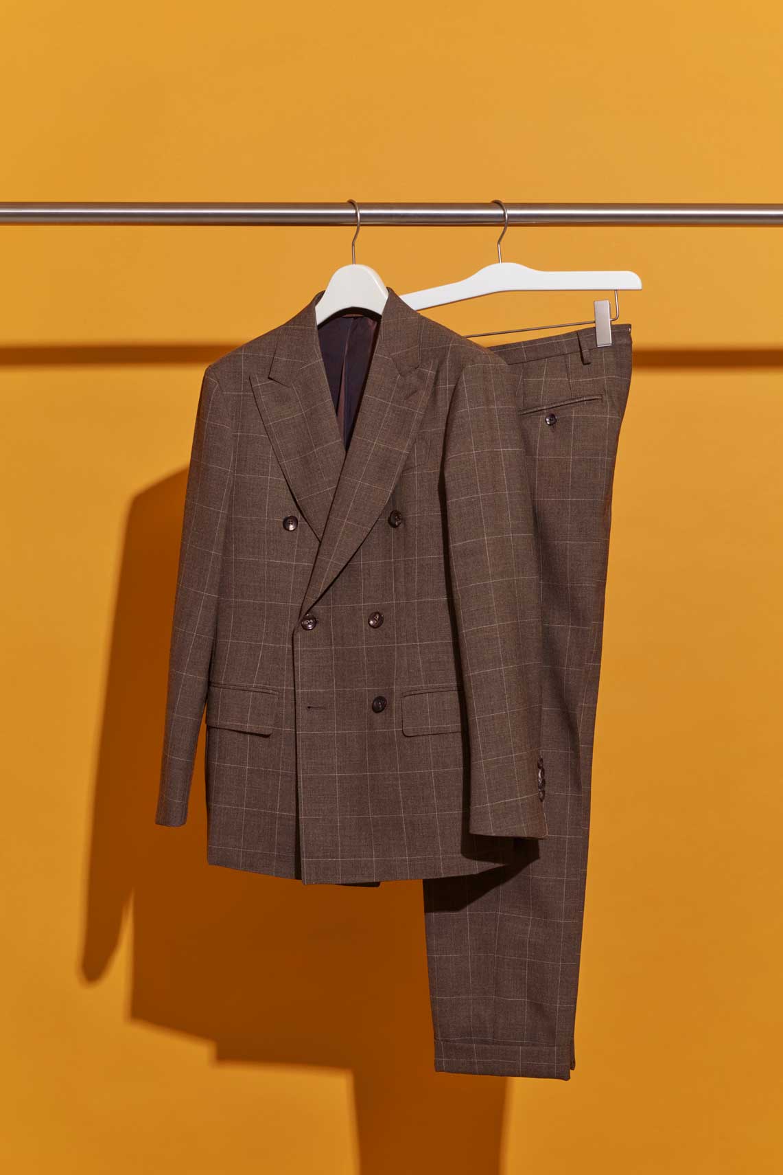 Tシャツ1枚でエレガントに仕上がる、ダブルブレストが優秀です