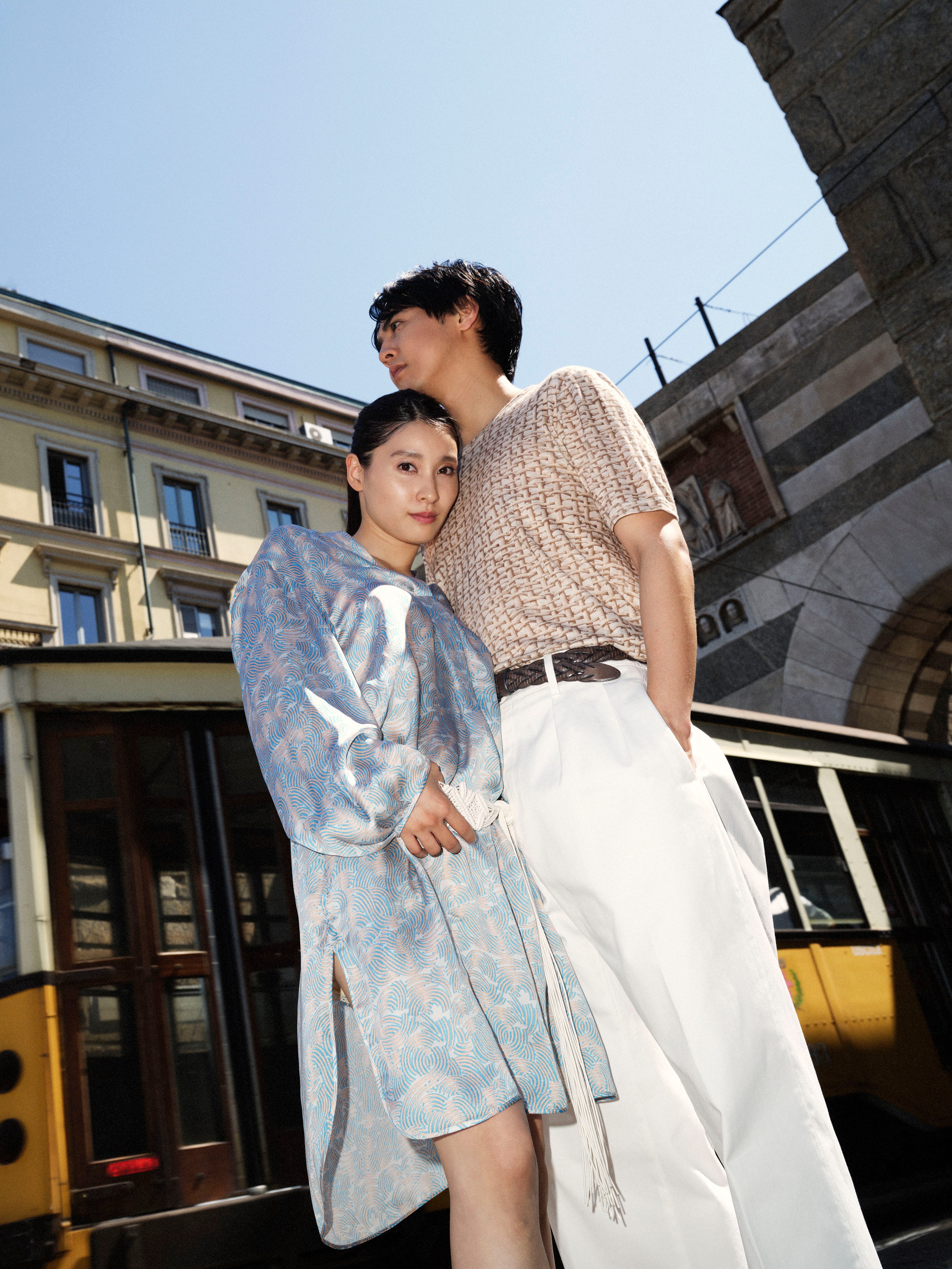 片寄夫婦、初共演！ ジョルジオ アルマーニをまといミラノで