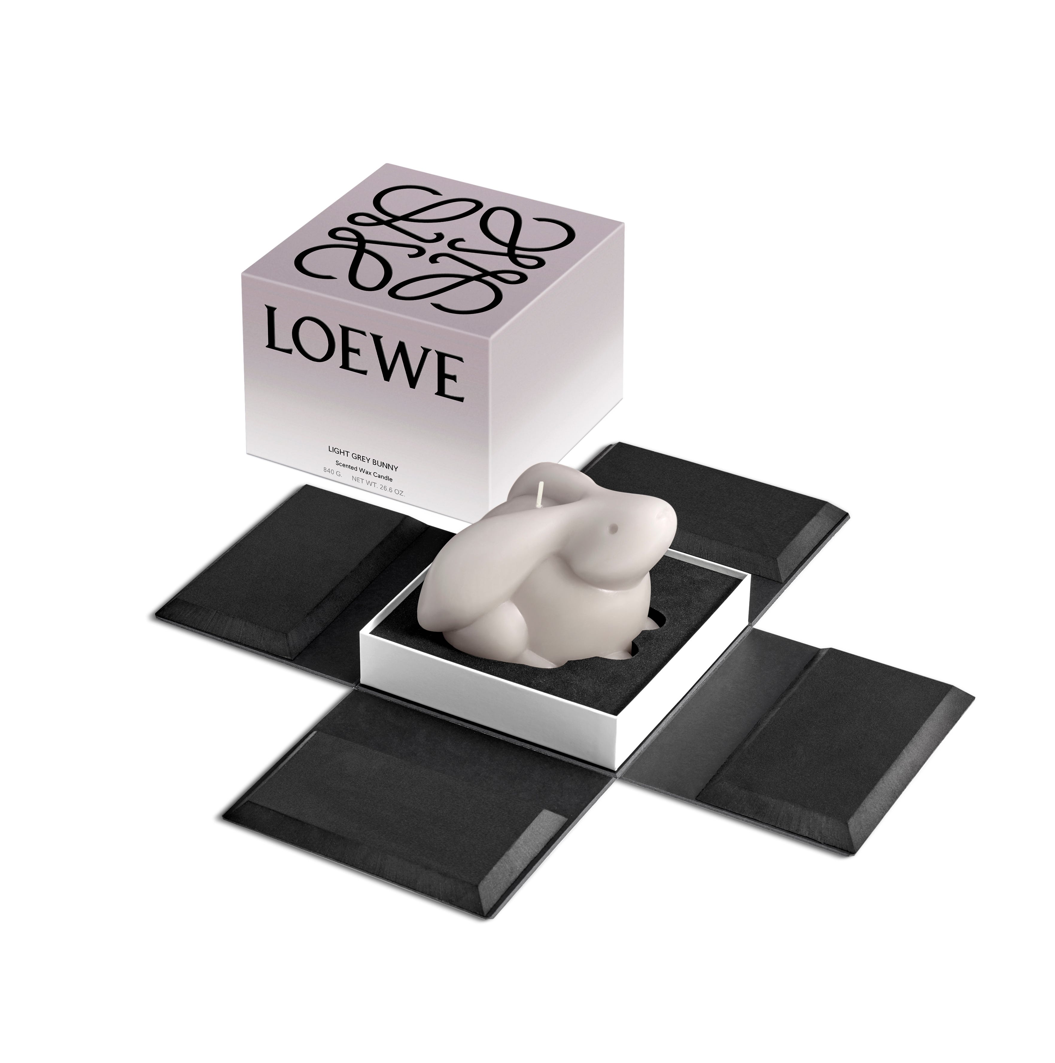 ロエベが幸運を引き寄せる“うさぎ”のキャンドルを発売