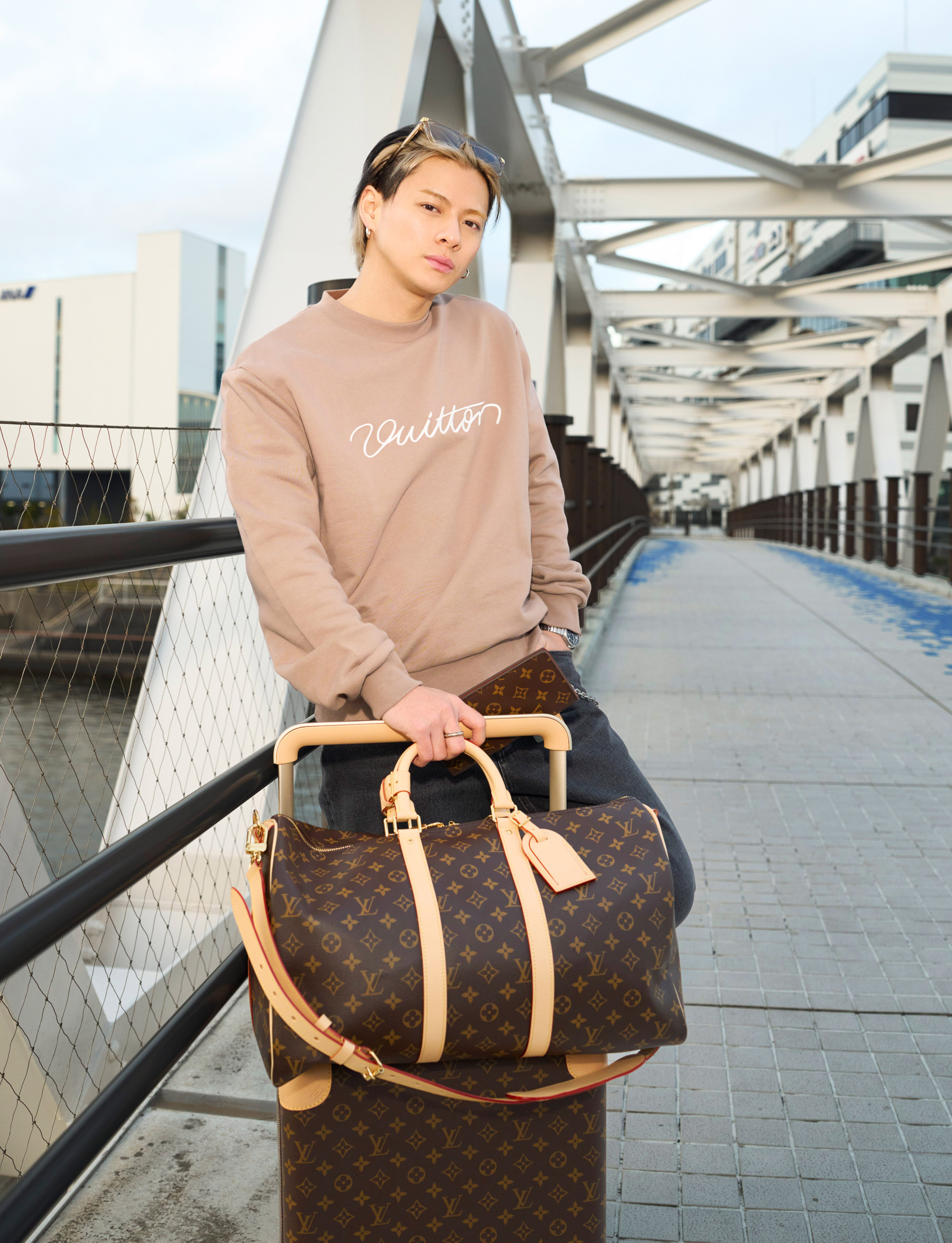 平野紫耀、全身ルイ・ヴィトンを纏い空港に登場 最新エアポートルック