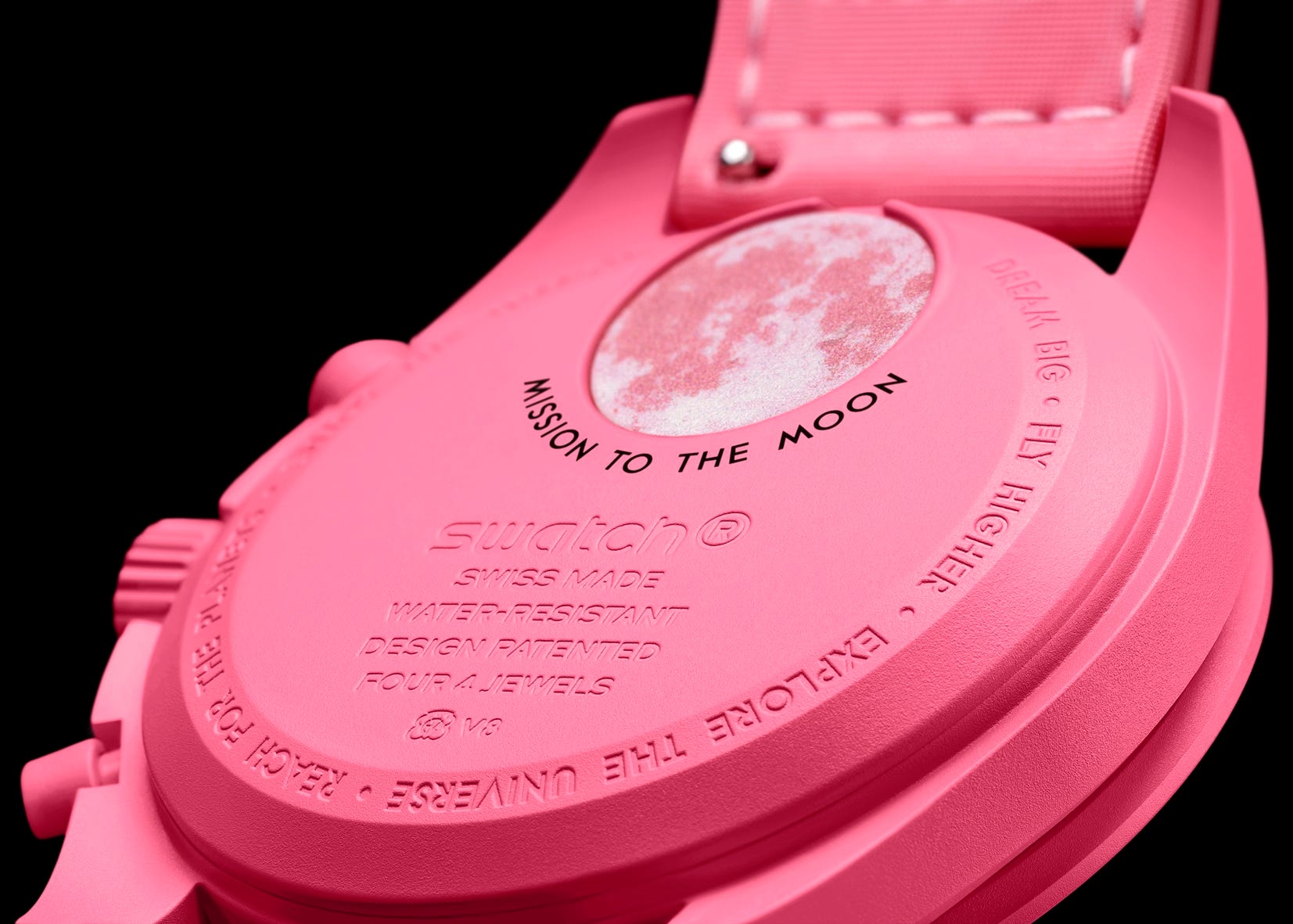 スウォッチ」と「オメガ」のコラボ“MoonSwatch”からピンクムーンに着想