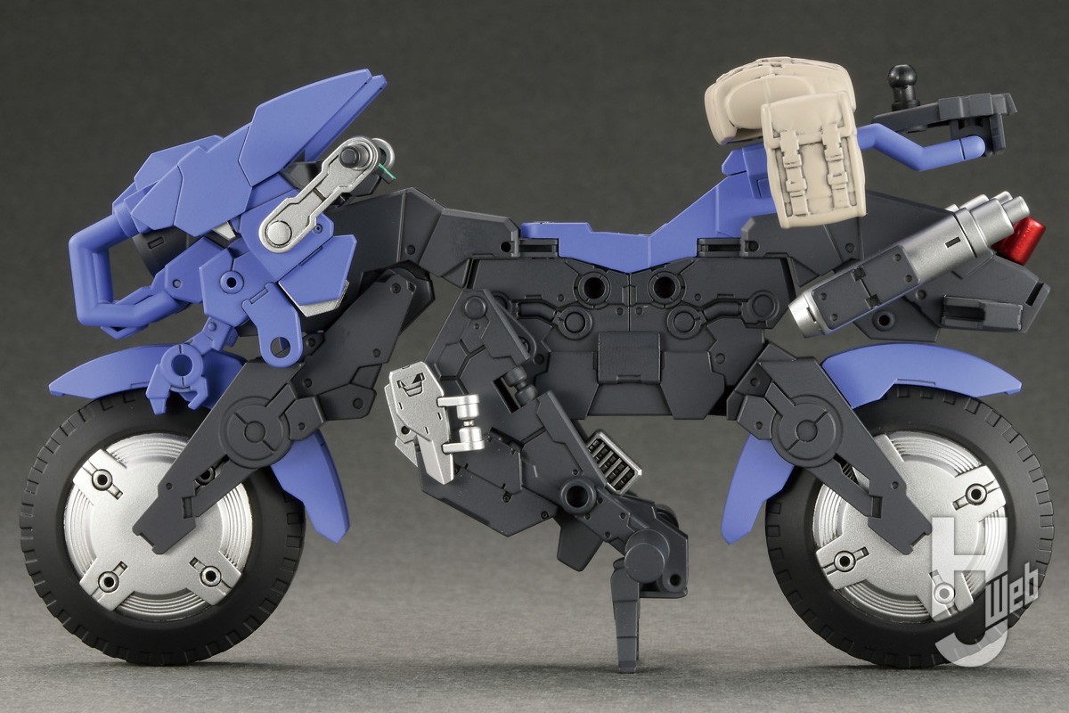 30MS ニャレンティ＝ニャボロ」をバイクで旅するライダー風に