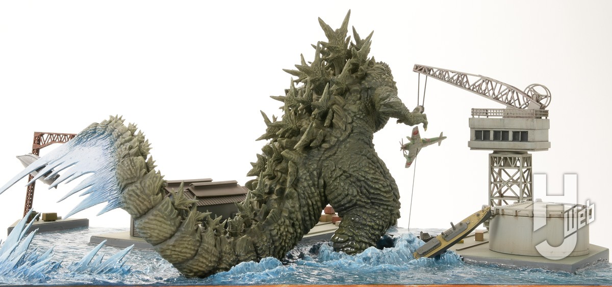PLAfig.シリーズ第1弾「ゴジラ（2023）」を使用し、逗子軍港に上陸した