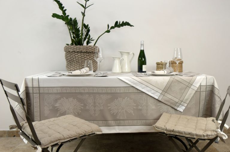 南仏プロバンス アヴィニョンのテーブルファブリックブランド、sud