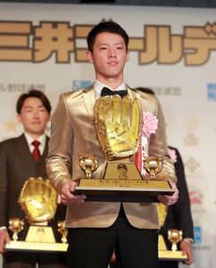 楽天】辰己涼介、ド派手な金ピカ衣装で登壇「4年連続なら歯まで金に