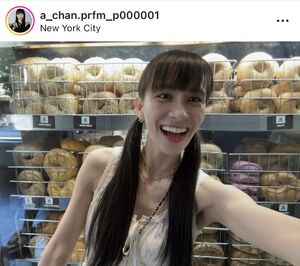Perfume・あ～ちゃん、NYのベーグル店でパシャリ