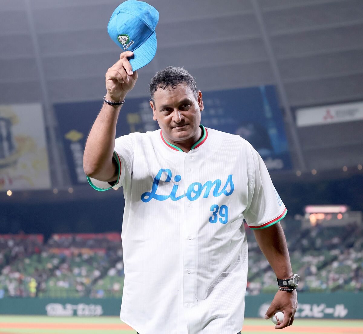 西武】デストラーデ氏がセレモニアルピッチに登場「光栄でした」｜パ