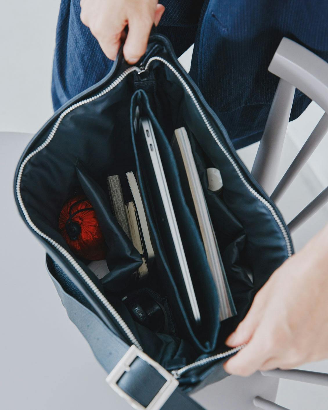 オンオフ頼れる、レザーのショルダーバッグ - 北欧、暮らしの道具店