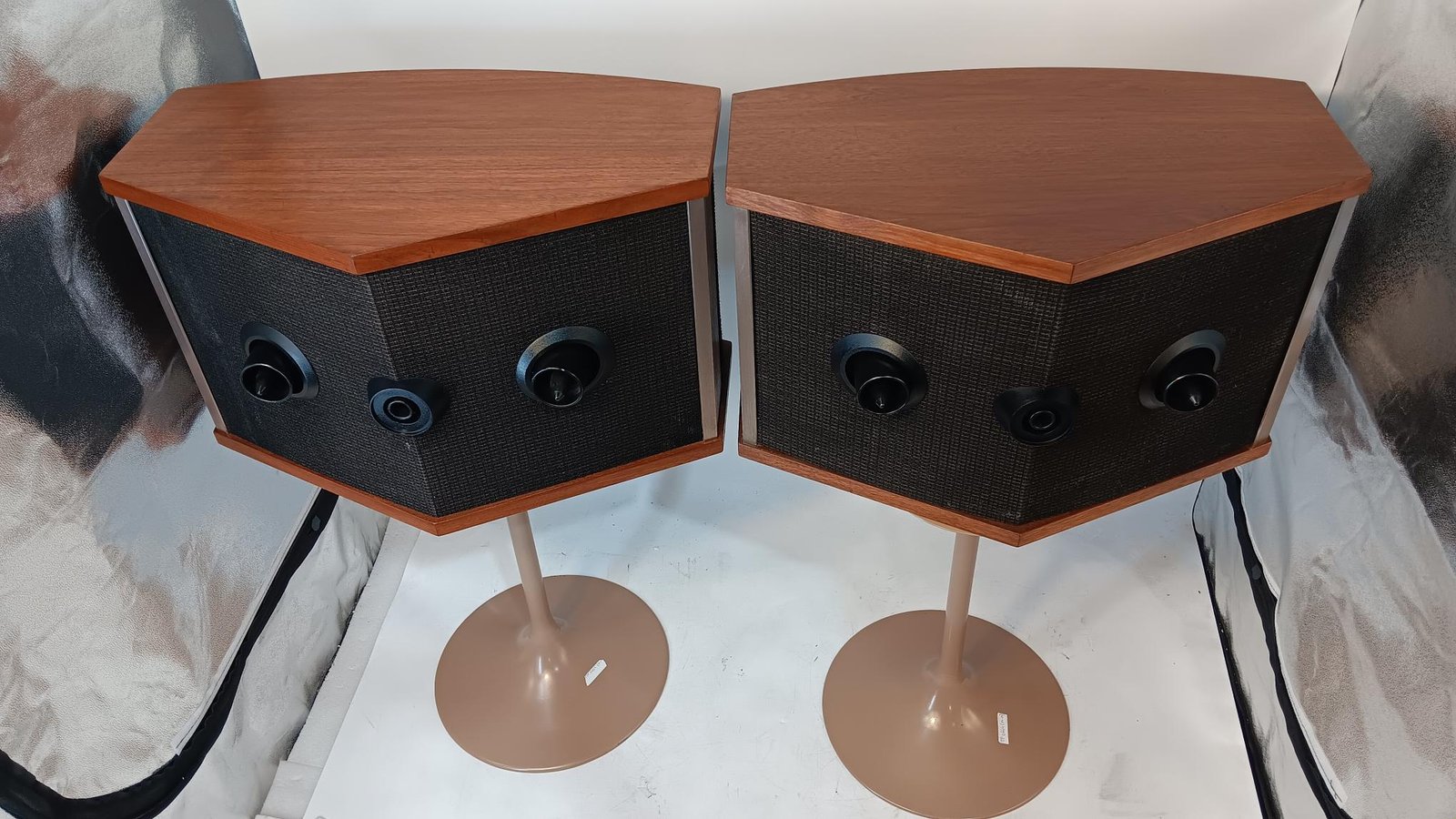 SUPERB BOSE 901 SERIES V SPEAKERS + STANDS – 1-YEAR WARRANTY