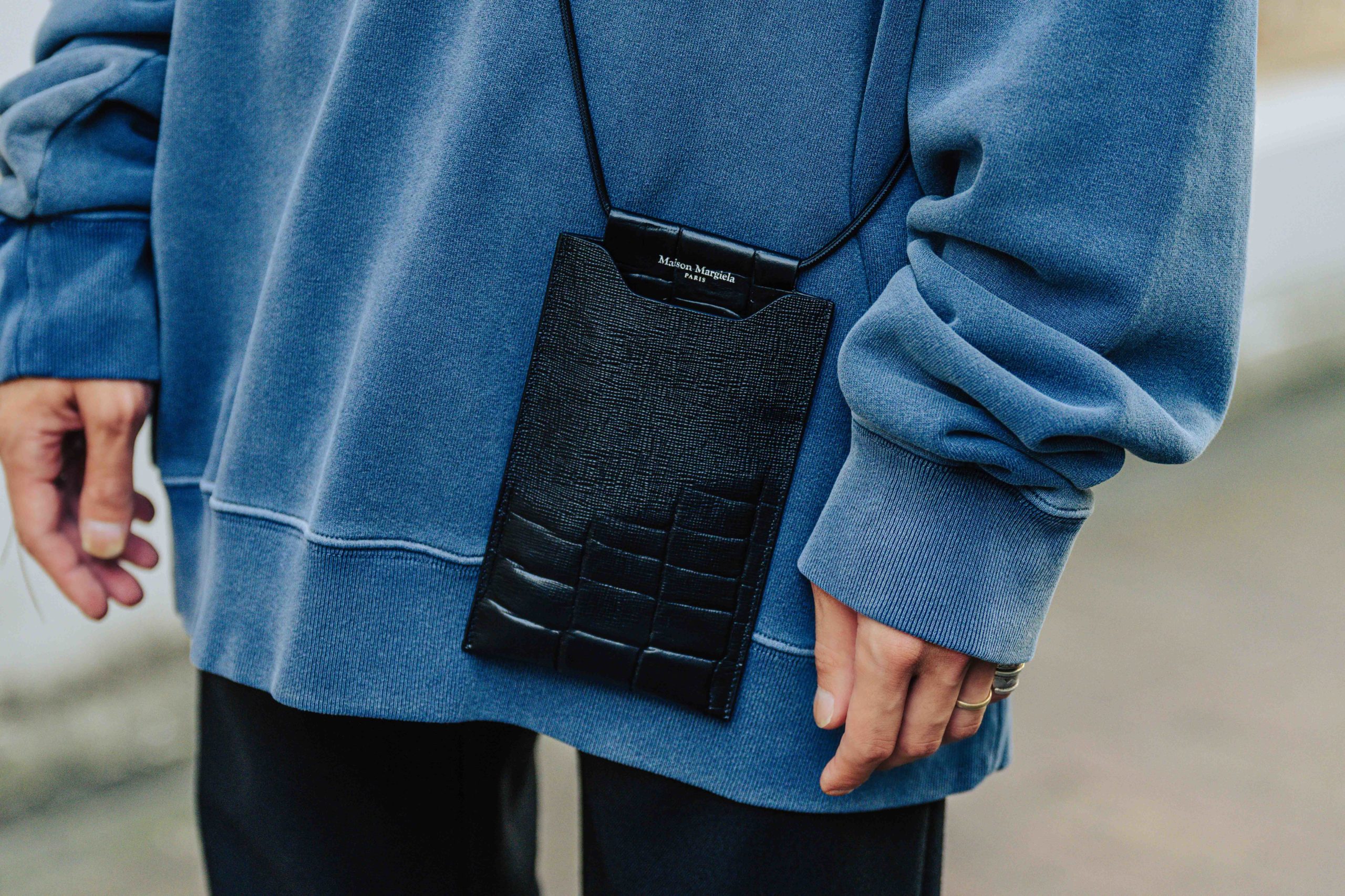 メゾンマルジェラのフォンポーチ | HUES 福岡セレクトショップ