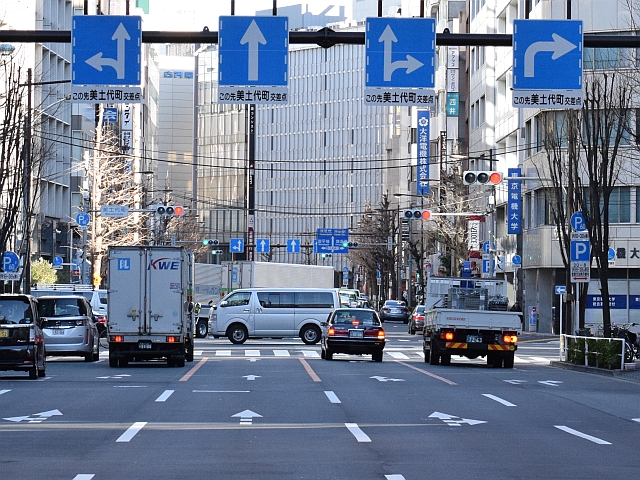 進行方向別通行区分 道路標識写真 規制標識 327の7