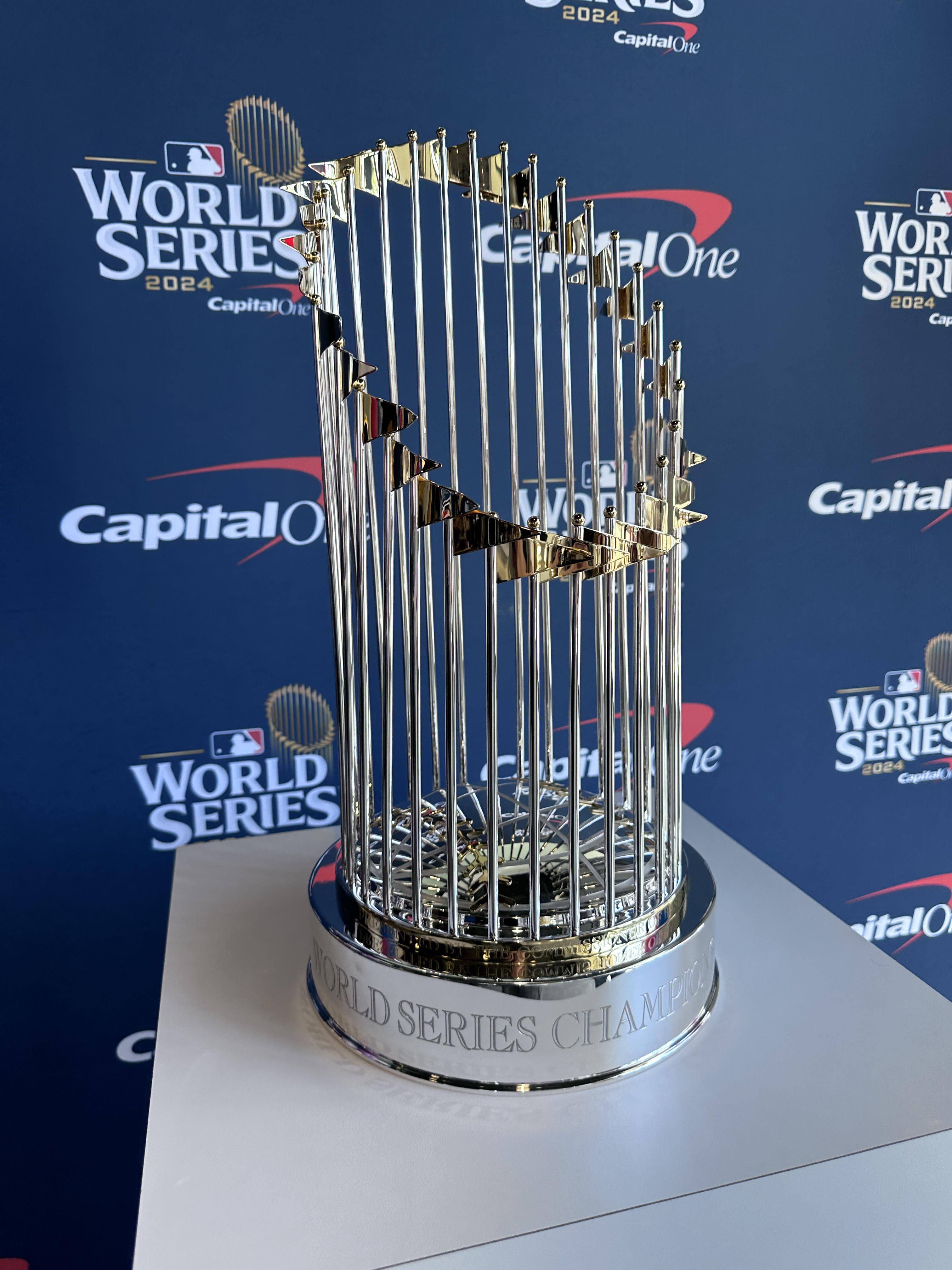 ドジャースのワールドシリーズトロフィーが、グレンデールの Americana