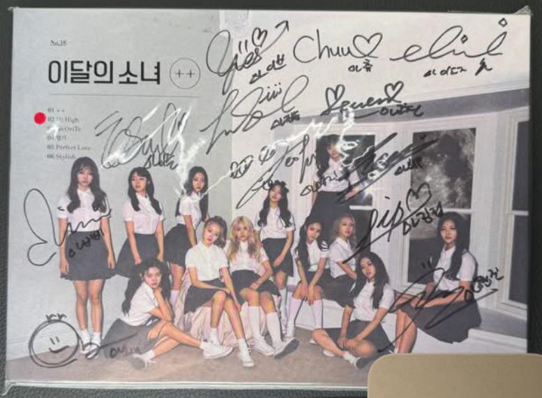 Signed ++ Promo Album : r/LOONA