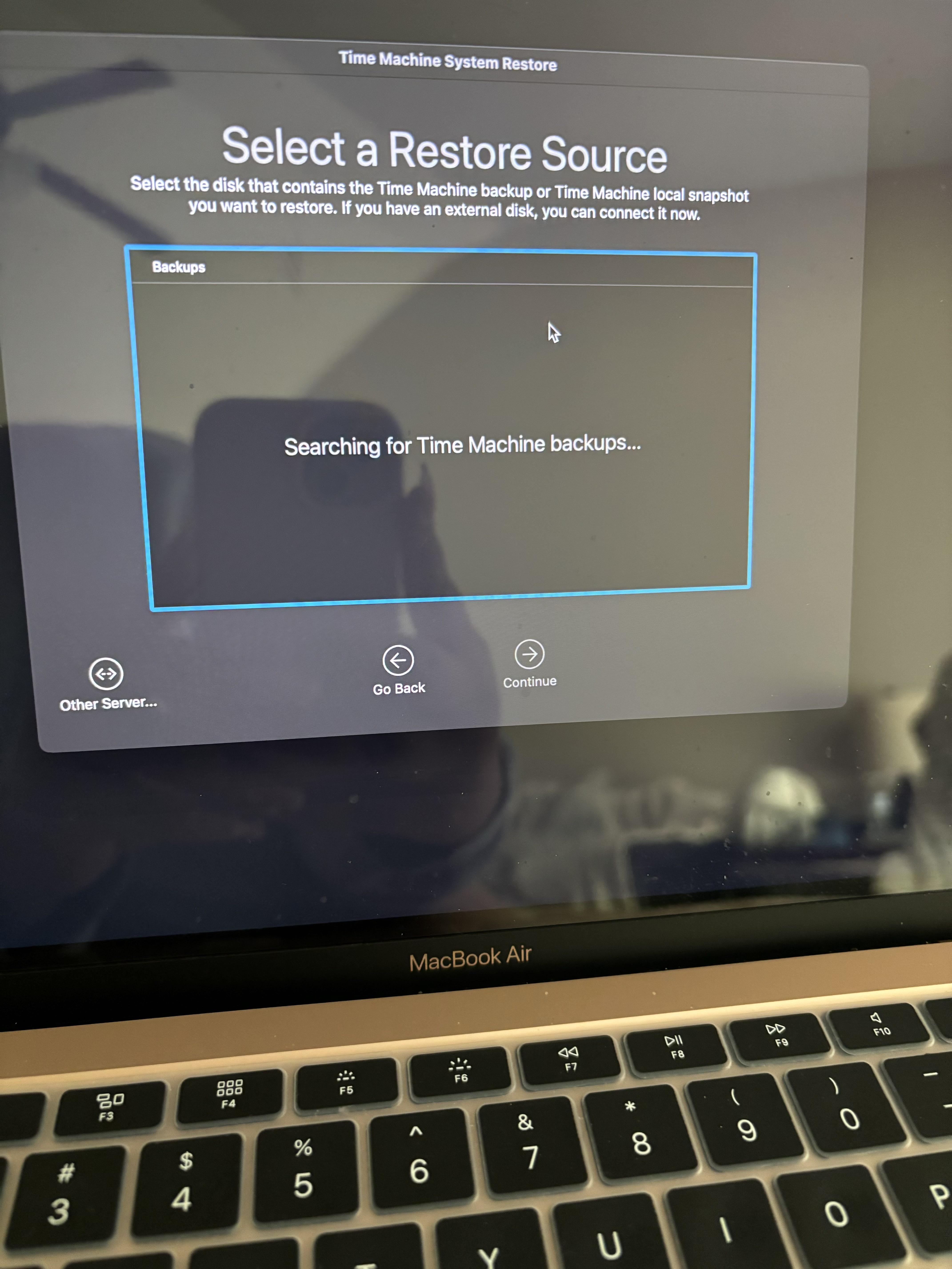 助けて！MacBook Air 2018 (多分) が、復元しないと使えないんだ。 : r